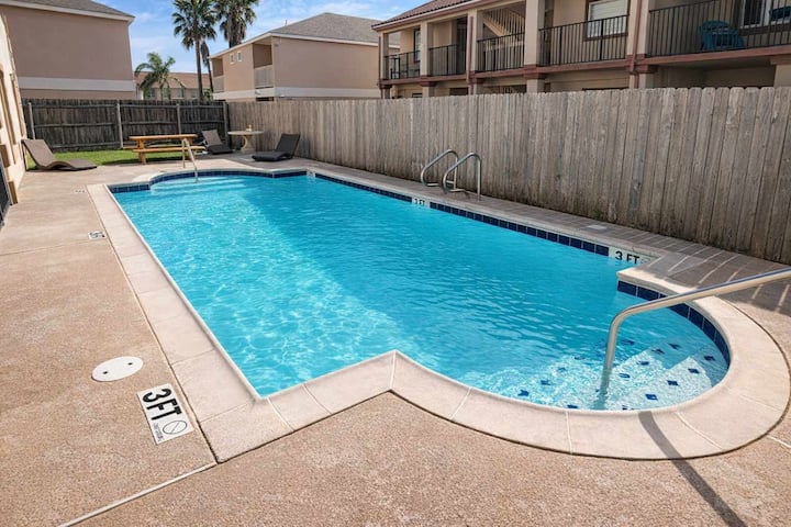 * 2nd Floor * Sleeps 8 * Pool *Walkable Location - South Padre Island, TX
