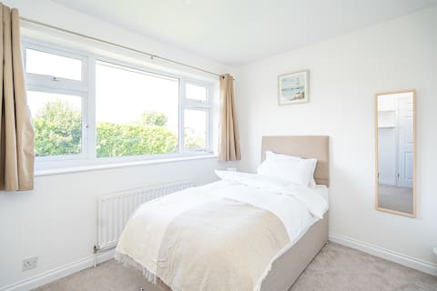Top performing Airbnb: Cosy | Sleeps 7 | 3-Car Driveway | Work | Leisure in Park