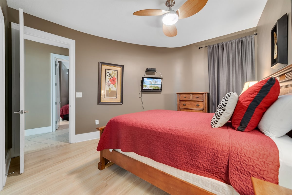 Un dormitorio acogedor y elegante con cama tamaño queen diseñado para noches de descanso. La ropa de cama cómoda y la decoración atenta crean un refugio sereno.