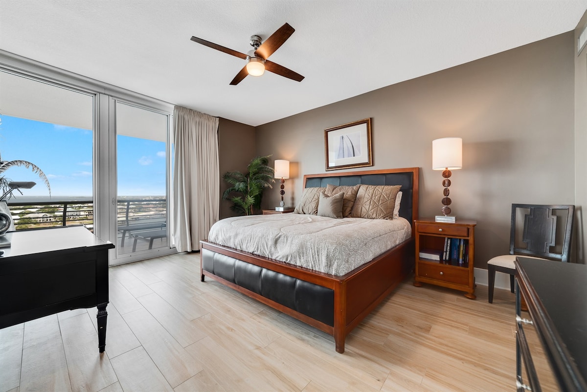 Despiértate con impresionantes vistas al agua en este dormitorio principal bellamente decorado. Mezclando a la perfección la vida interior y al aire libre, las amplias puertas correderas se abren a un balcón privado, creando un refugio sereno y lujoso.