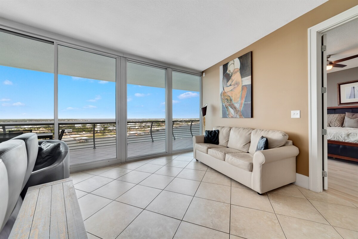 Una sala de estar llena de luz con vistas cautivadoras. Esta acogedora habitación ofrece una combinación perfecta de comodidad y estilo, creando un ambiente acogedor para todos.