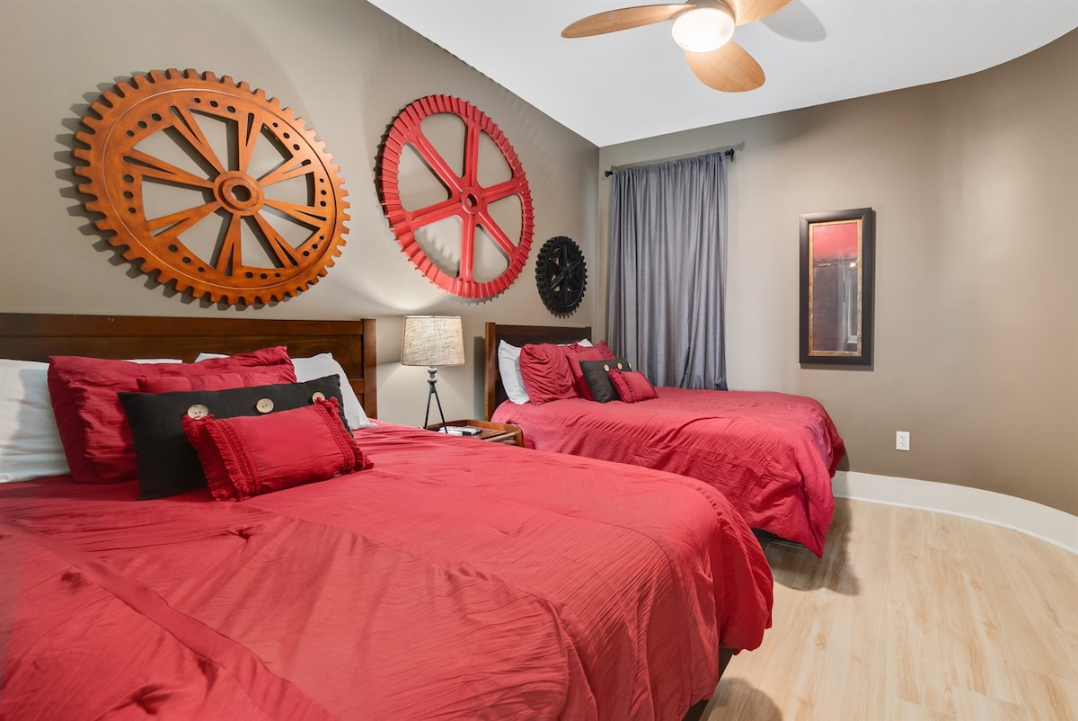 Una habitación de invitados versátil con dos camas de tamaño completo, ideal para familias o amigos que viajan juntos, con un ambiente cómodo y acogedor.