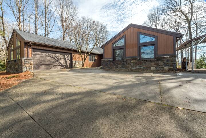 White Pine Retreat | Pet-friendly, Views, Near AVL gallery image 4