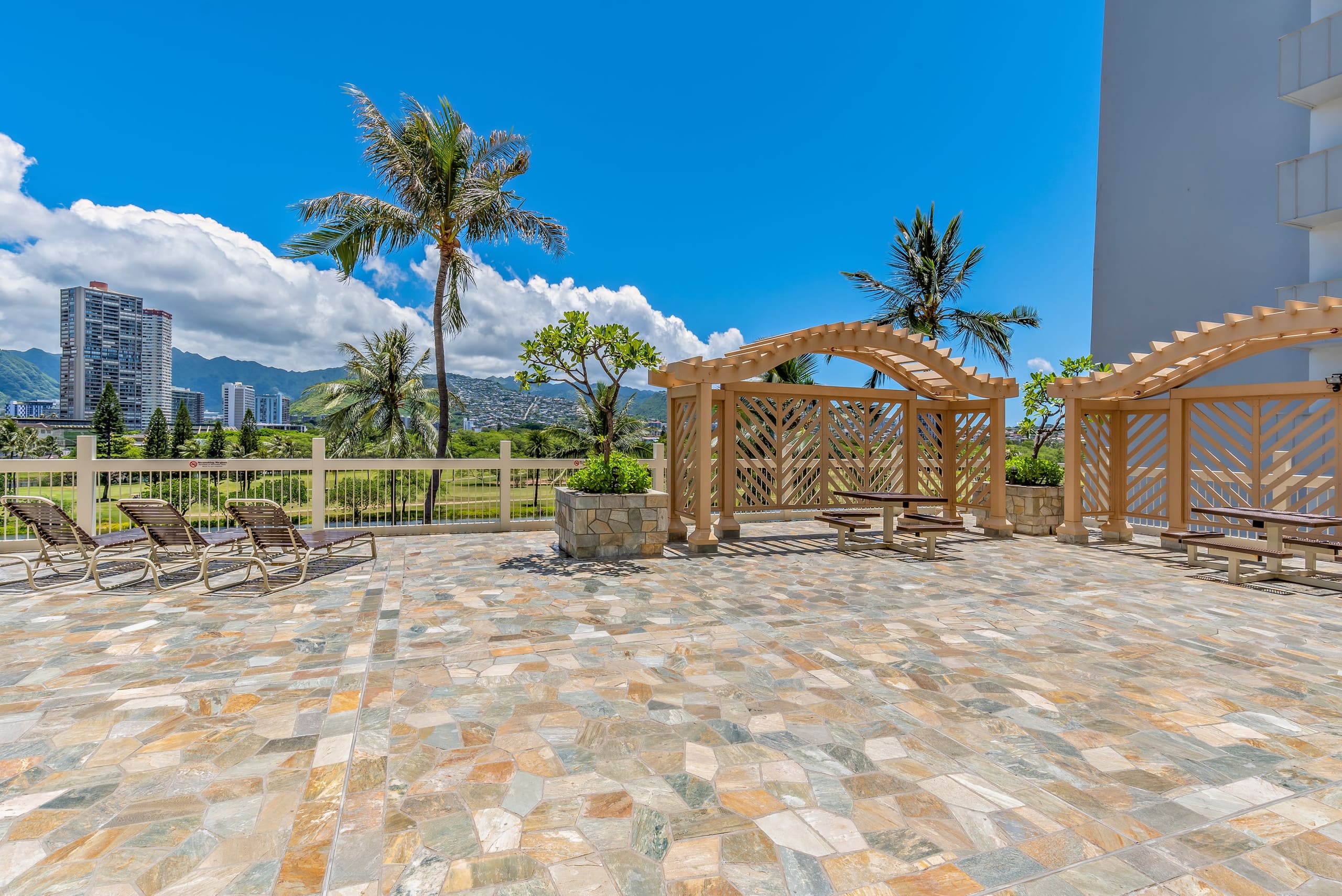 Condo in Honolulu · ★4.89 · 1 bedroom · 2 beds · 1 private bath - Image 18