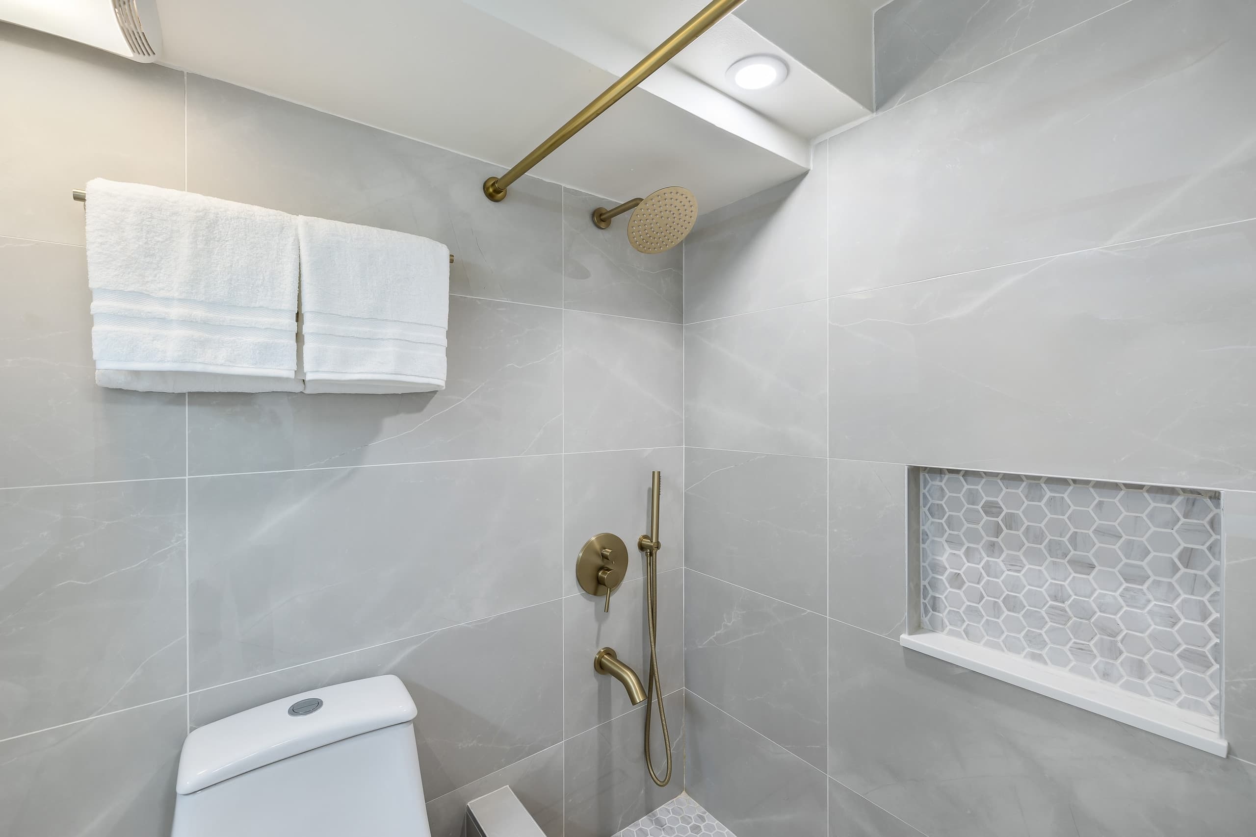 Condo in Honolulu · ★4.89 · 1 bedroom · 2 beds · 1 private bath - Image 11