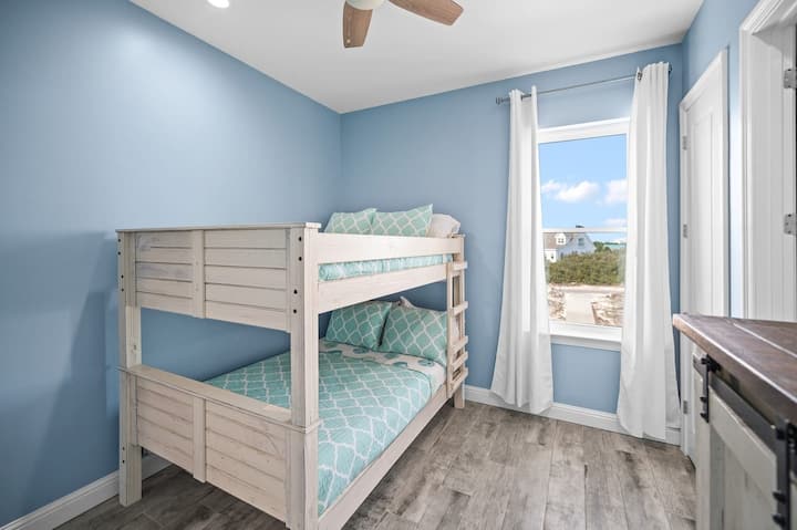 Sea Bliss · Nyumba ya Likizo ya Kifahari ya Ufukweni · Fuko za Ghuba · Vyumba Viwili vya Kitanda cha Ghorofa · Kila Kimoja Kikiwa na Bafu la Kujitegemea · Matandiko ya Starehe · Inafaa kwa Watoto na Makundi