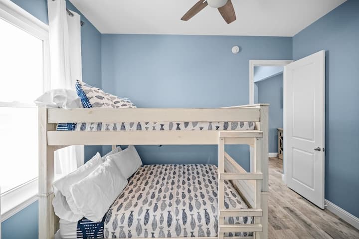 Sea Bliss · Nyumba ya Likizo ya Kifahari ya Ufukweni · Fuko za Ghuba · Vyumba Viwili vya Kitanda cha Ghorofa · Kila Kimoja Kikiwa na Bafu la Kujitegemea · Matandiko ya Starehe · Inafaa kwa Watoto na Makundi