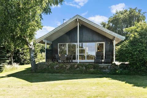 Bright and cozy summer house with sea view