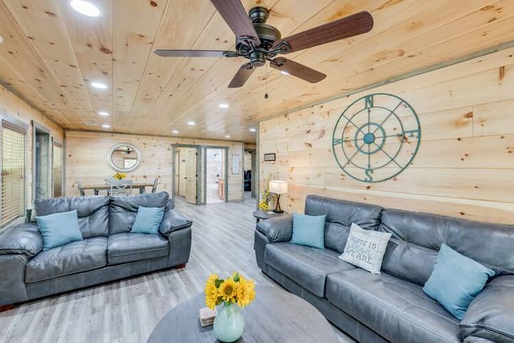 Obývačka s výhľadom na jedáleň