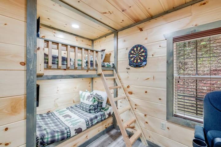 Dvojlôžková poschodová posteľ s oddelenými posteľami