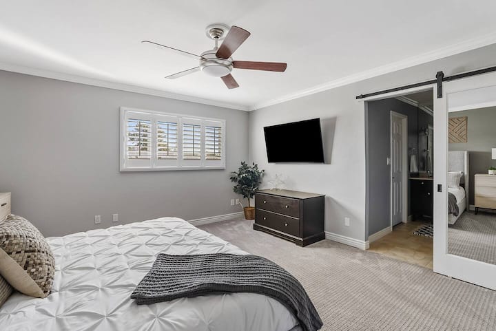 Baño principal con ducha a ras del suelo y armario