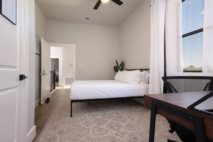 (აპარტამენტი B) ხედი სააბაზანოს შესასვლელიდან საძინებლის შესასვლელამდე უკანა მხარეს. Შესასვლელი კარადის შესასვლელი მარცხნივაა.