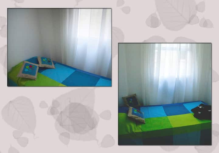 Единична спалня с бели завеси... харесваме малките промени...