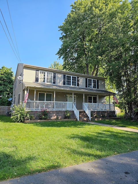 HUGE, Modern, & New Niagara Shoreline Home Rental