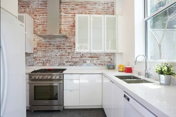 Private Manhattan Townhome + Private Backyard gallery image 3