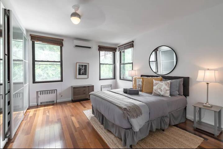 Private Manhattan Townhome + Private Backyard gallery image 2