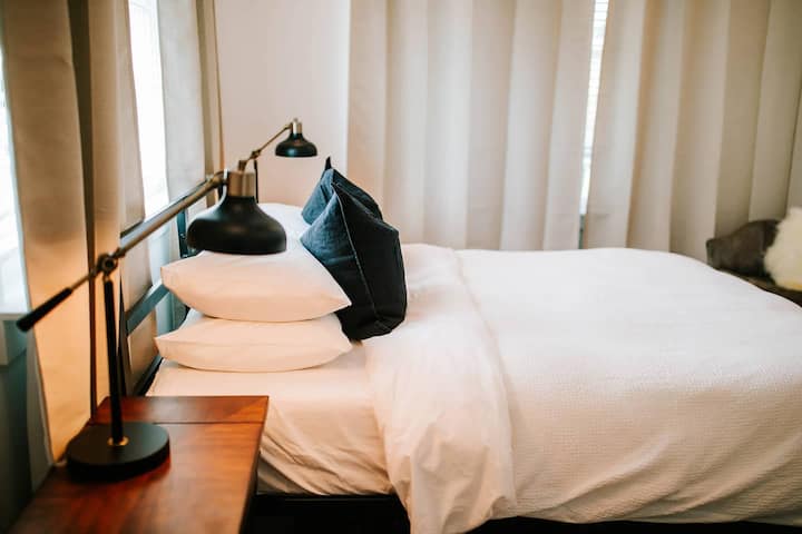 Cozy comfort awaits: this bedroom is furnished with soft pillows, promising a restful night's sleep in a warm and inviting setting.