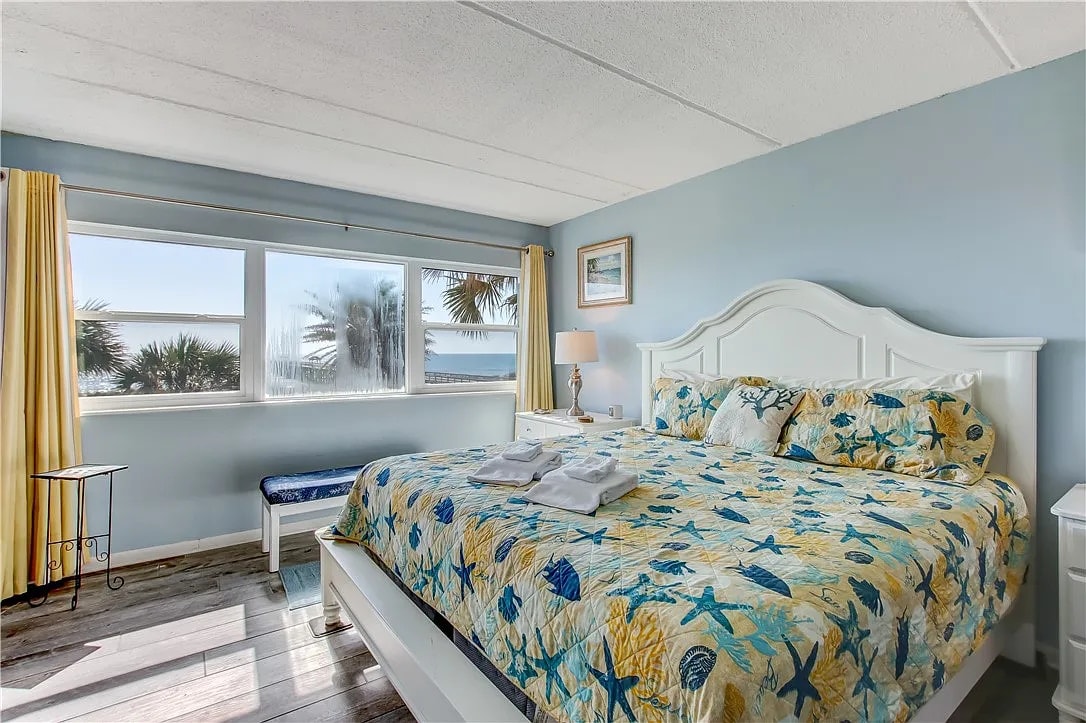 Primárna spálňa má výhľad na oceán a manželskú posteľ