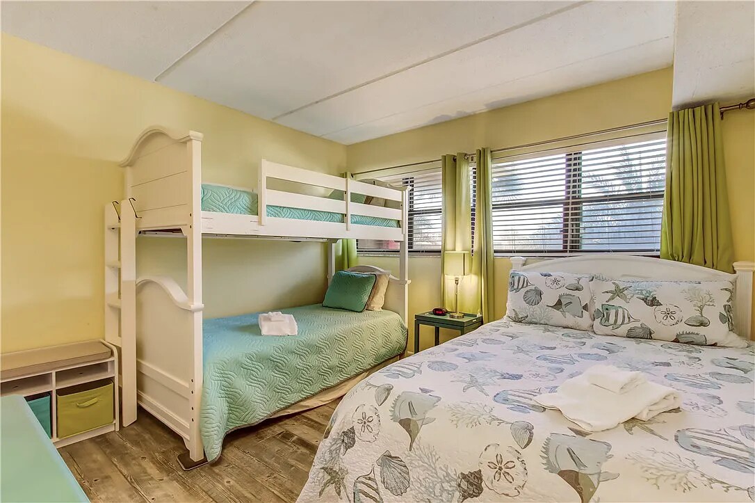 Spálňa pre hostí s 1 poschodovou posteľou s manželskou posteľou a 2 oddelenými posteľami