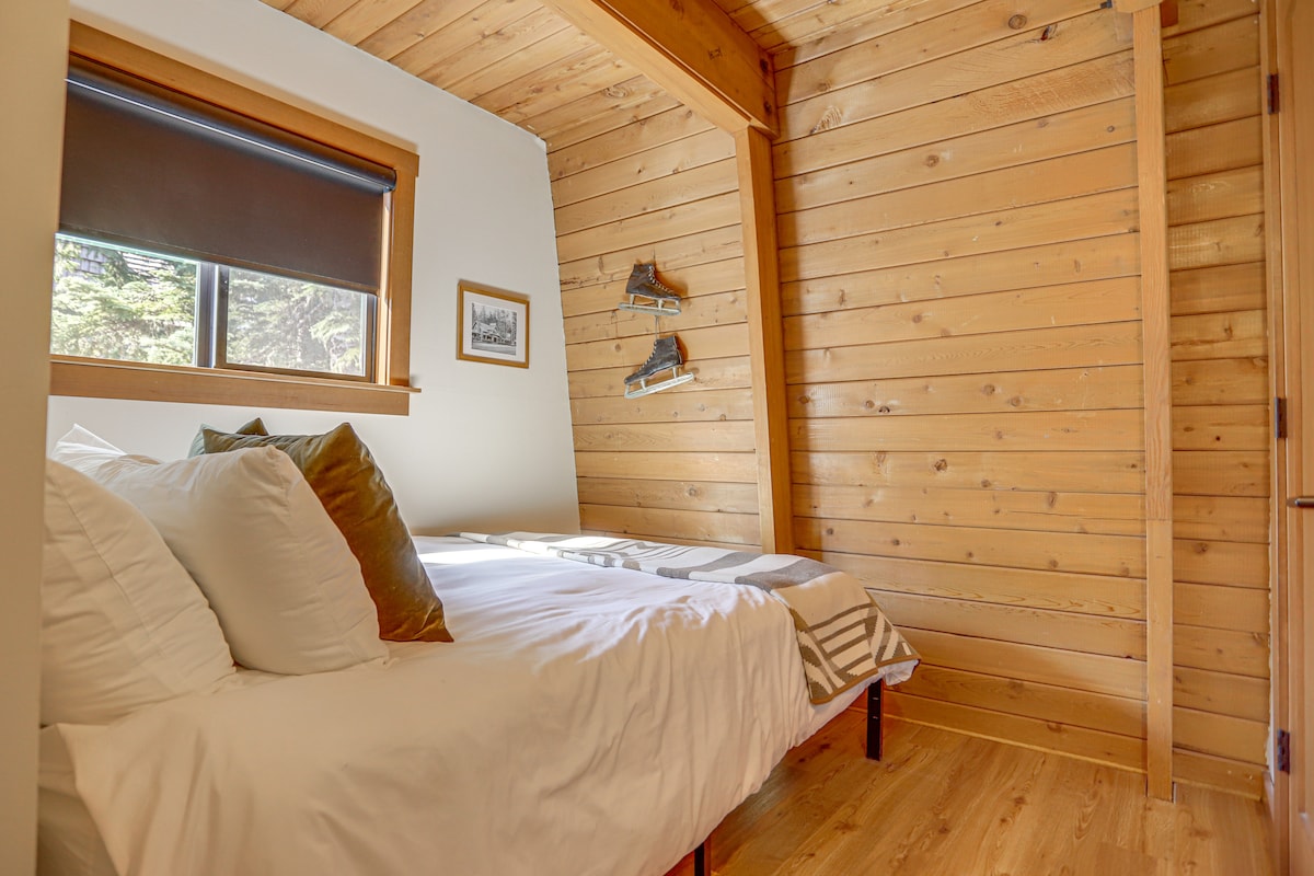 The Bow Roof Cabin Second Level Queen Bedroom