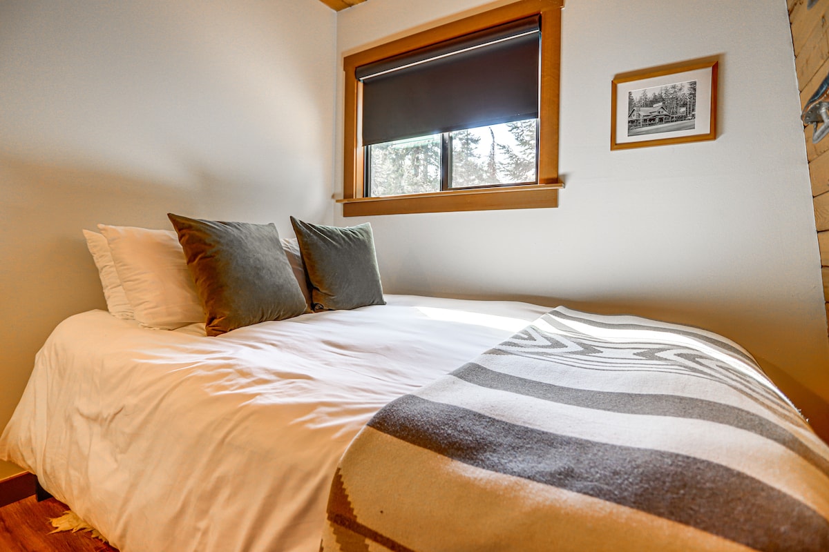 The Bow Roof Cabin Second Level Queen Bedroom
