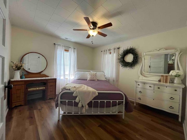 غرفة نوم 3 بسرير بحجم كبير