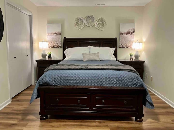 غرفة نوم 1 مع سرير بحجم كوين