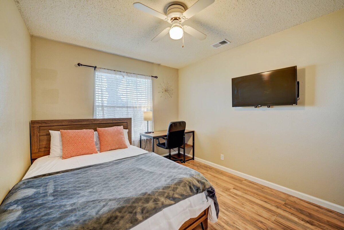 在这间舒适的卧室里，享受宁静的氛围和高档的床上用品。 