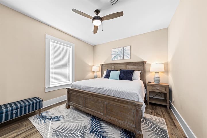Middle bedroom with king bed