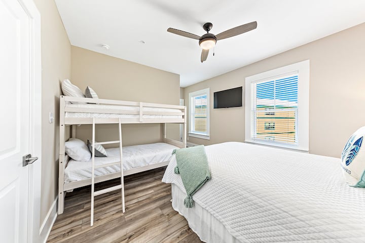 Rear bedroom with queen and bunks