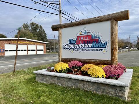 The entire Stephentown Hotel! 28 person occupancy