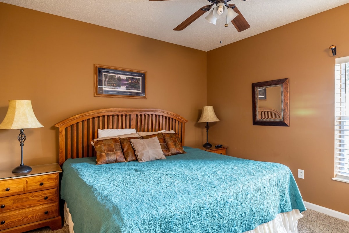 ลอยไปกับความสบาย เตียงคิงไซส์แสนสบายรอคุณอยู่ใจกลางสโมคกี้