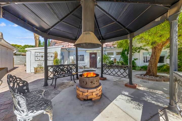 Spacious Retreat Near Strip, Gated, Sauna, Dogs OK gallery image 3