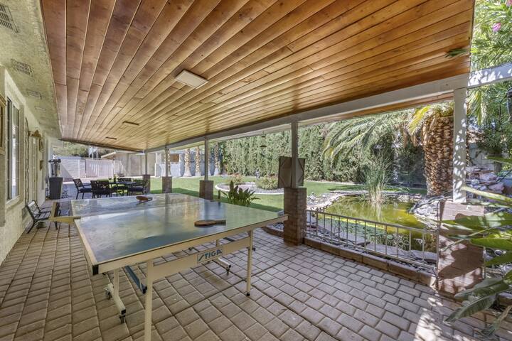 Spacious Retreat Near Strip, Gated, Sauna, Dogs OK gallery image 4