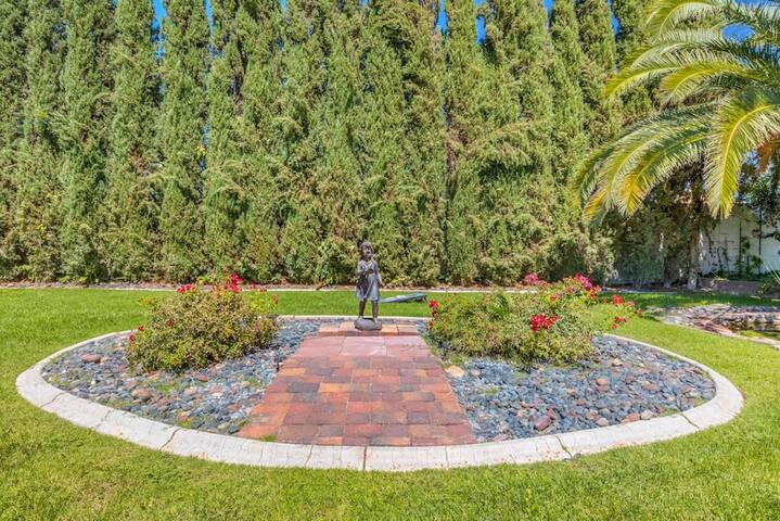 7 bdrm, sleeps 16, Sauna, Koi Pond, Games, Dogs OK gallery image 5