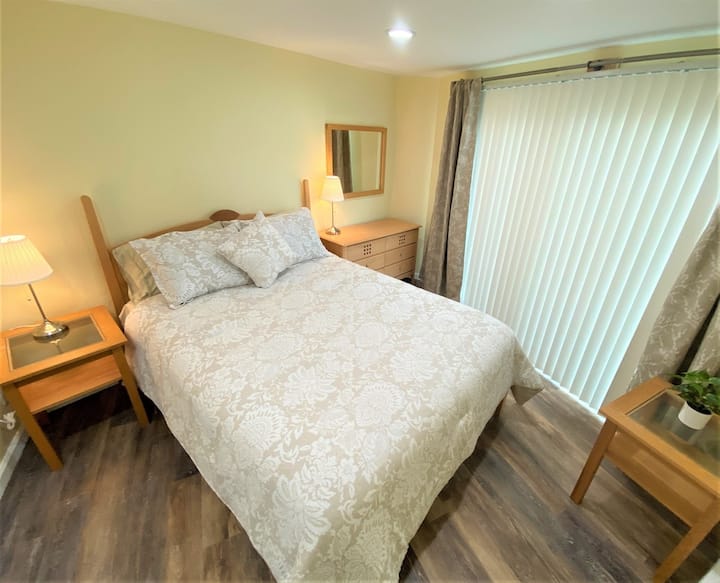 חדר שינה זוגי למטה.