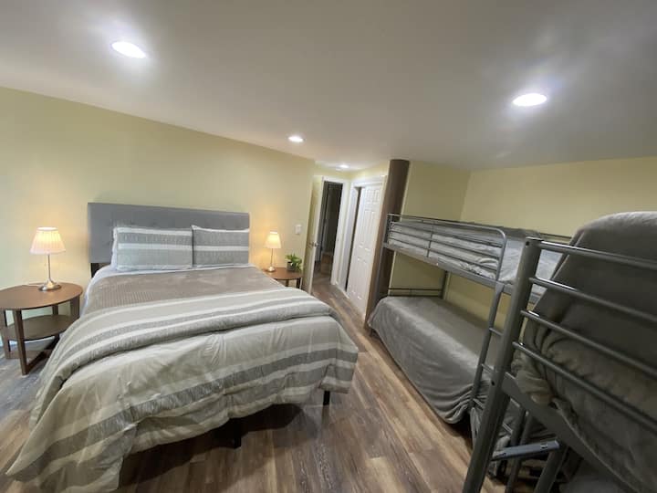 חדר שינה קווין עם שתי מיטות זוגיות למטה