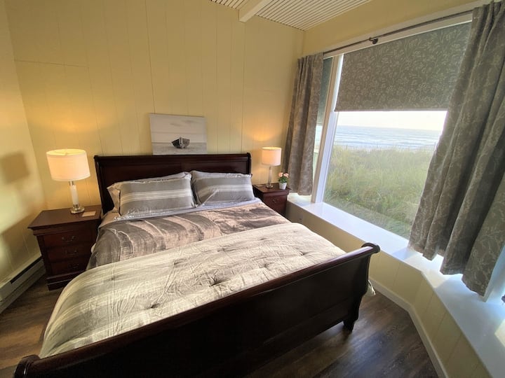 חדר שינה ראשי עם חדר רחצה פרטי ונוף לים!