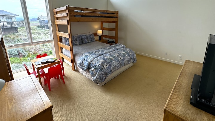 เตียงควีนไซส์พร้อมเตียงสองชั้นคู่และแผ่นรองพื้นคู่