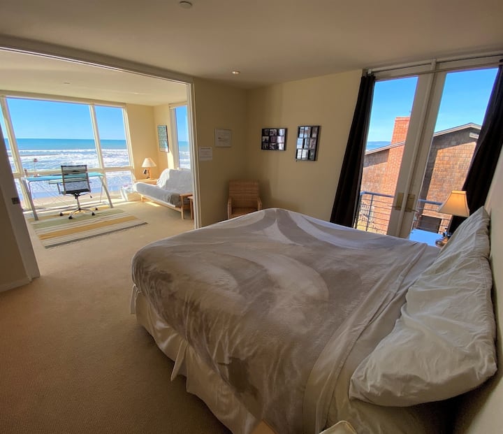 วิวจากห้องนอนหลักพร้อมเตียงคิงไซส์