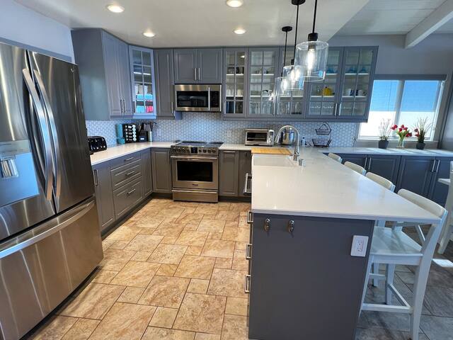 Mind blowing Oceanfront~ Pool/Pong/grocer delivery gallery image 2