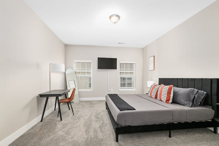Chambre avec lit King Size avec bureau et borne de recharge