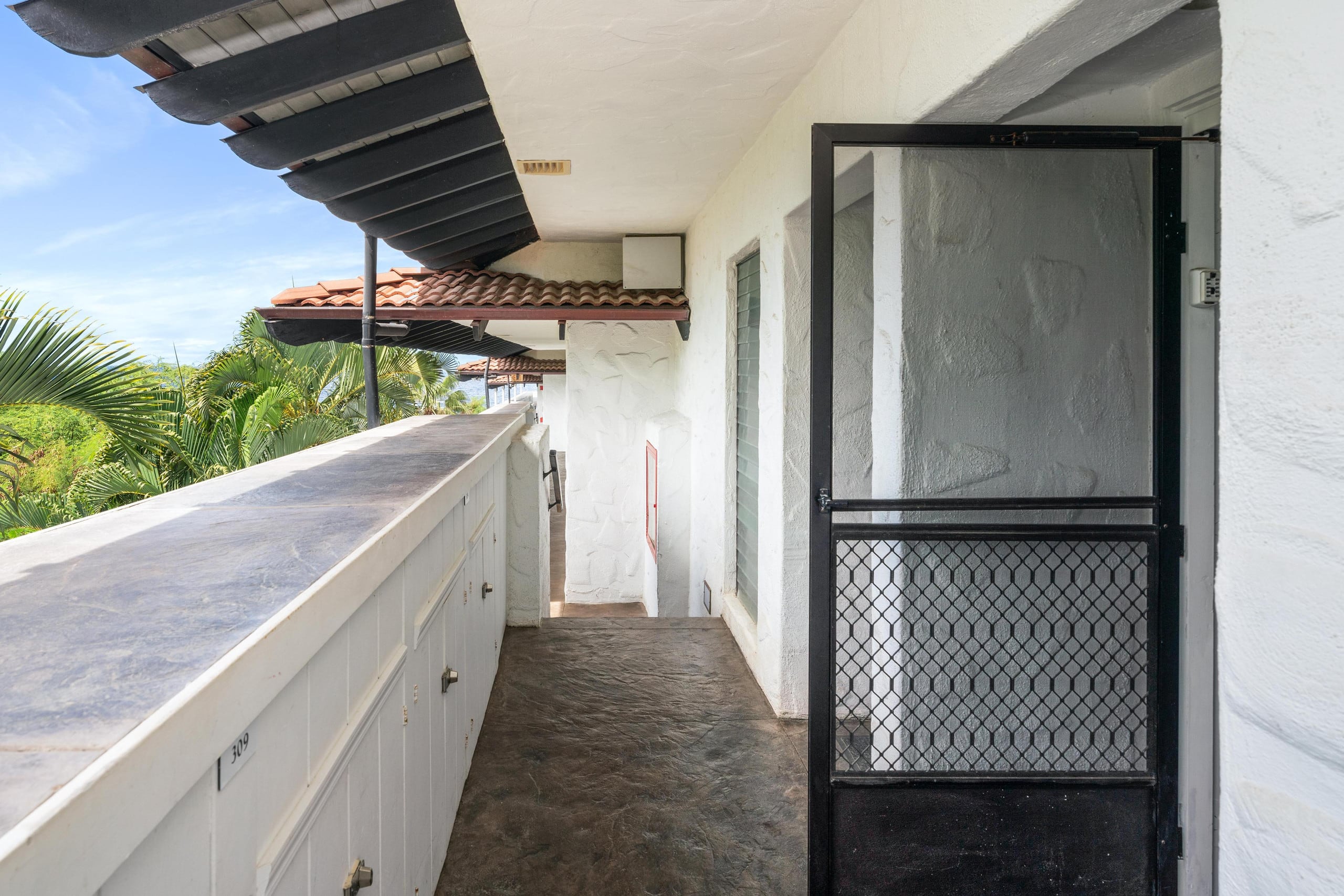 Condo in Kailua-Kona · ★4.75 · 1 bedroom · 2 beds · 1 shared bath - Image 28