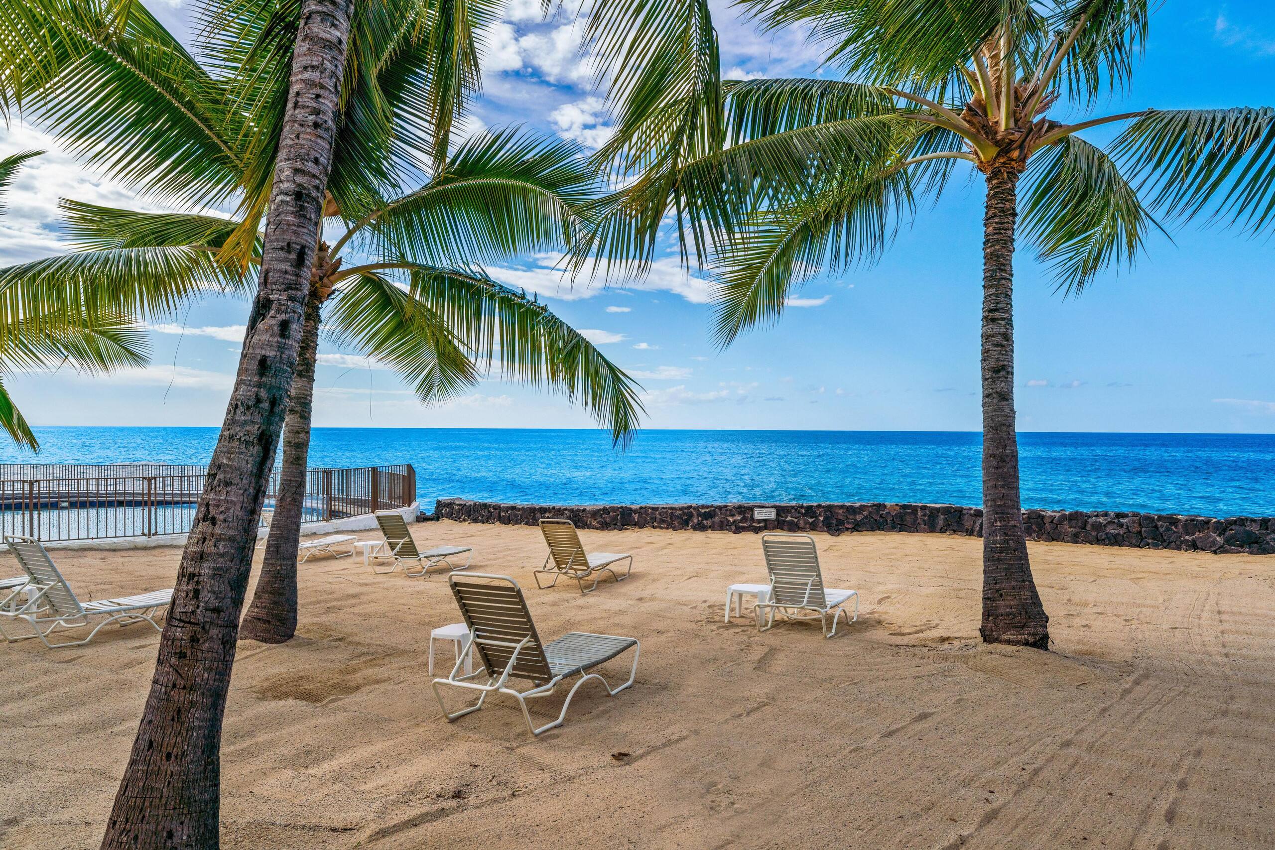 Condo in Kailua-Kona · ★4.75 · 1 bedroom · 2 beds · 1 shared bath - Image 36