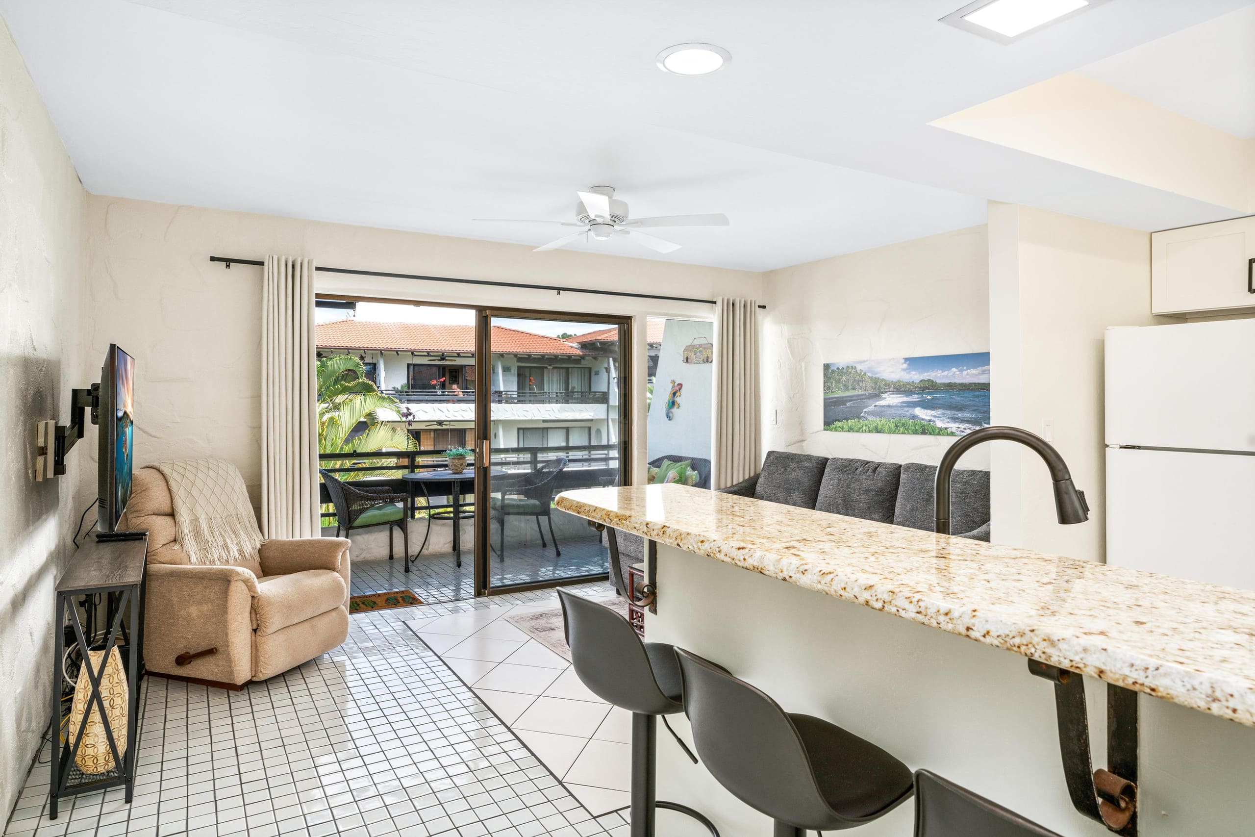 Condo in Kailua-Kona · ★4.75 · 1 bedroom · 2 beds · 1 shared bath - Image 18