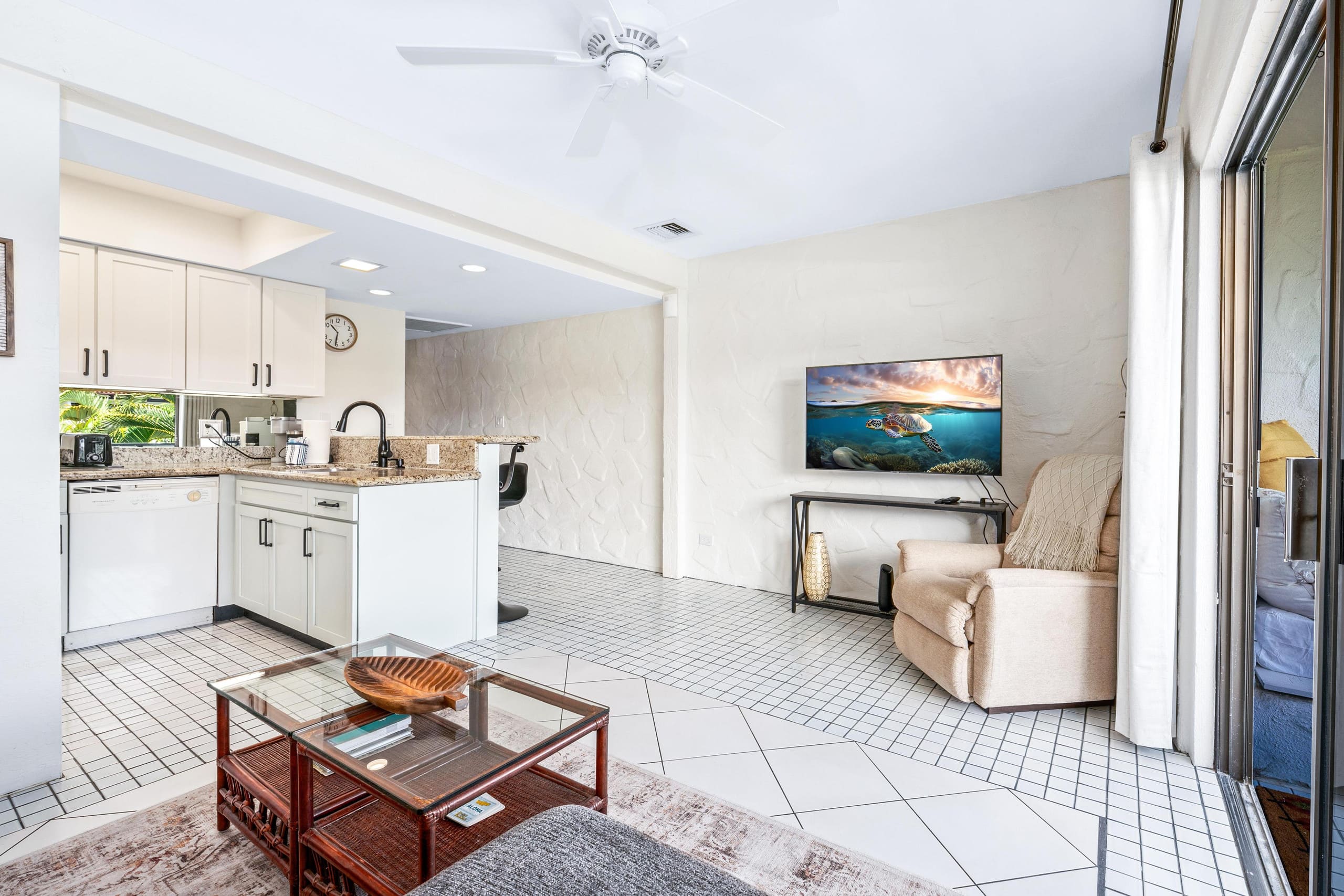 Condo in Kailua-Kona · ★4.75 · 1 bedroom · 2 beds · 1 shared bath - Image 14