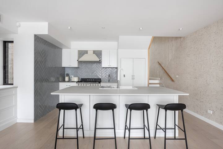 Elegance in Newtown gallery image 2