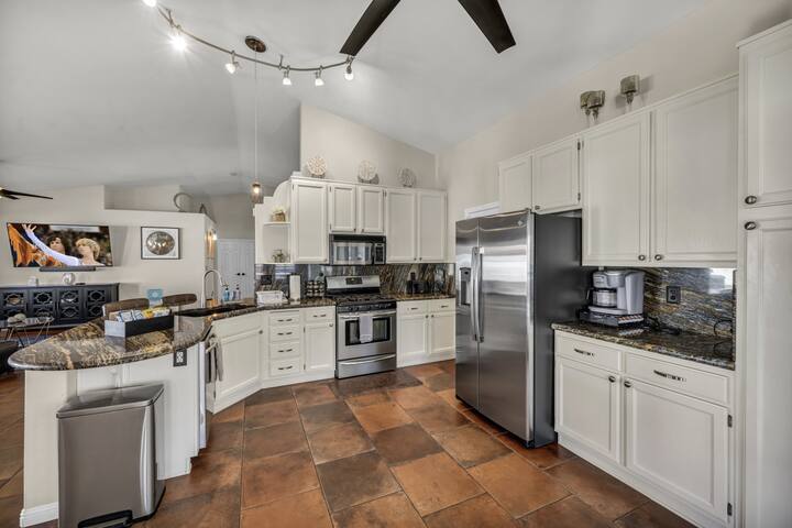 Near Vegas Strip 1Story, 5BR, Pool, HotTub, Games gallery image 3