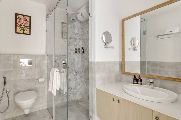 Full bathroom 2 image 1