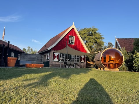 From Essenburgh, private hot tub in sauna, 7 people